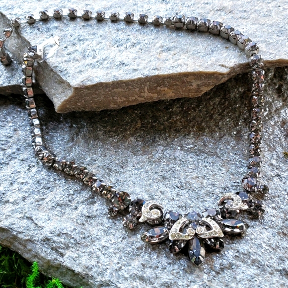 Dazzling Vintage Weiss Smoky Crystal Rhinestone Layered Bib Necklace - Picture 8 of 12
